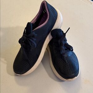 Women’s Size 7 Navy Blue Crocs – Model 205234 (Slightly Used)